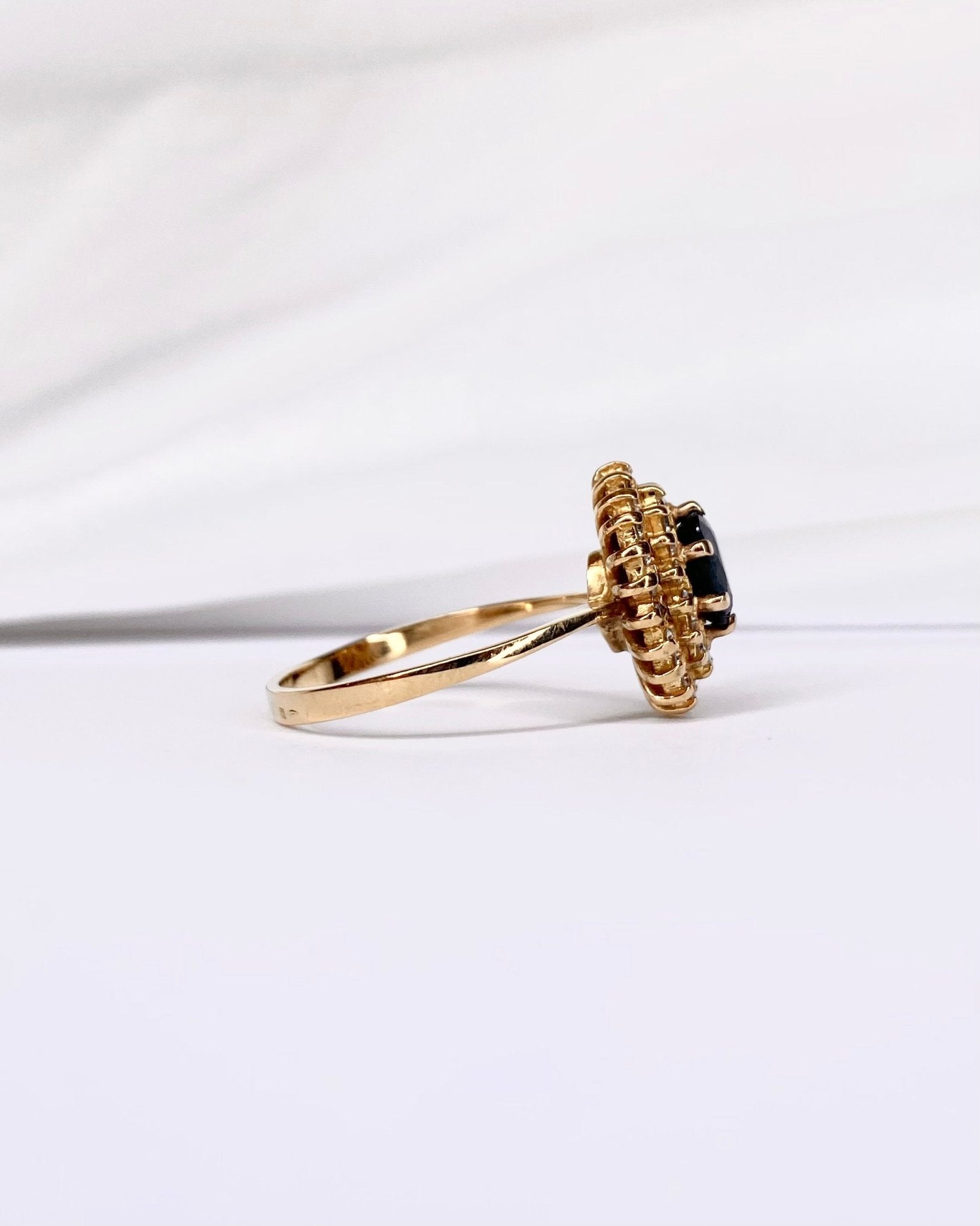 Bague Marguerite Saphir 0.80 carat &amp; Diamants 0.38 carat "Ingrid" - Elliade Paris