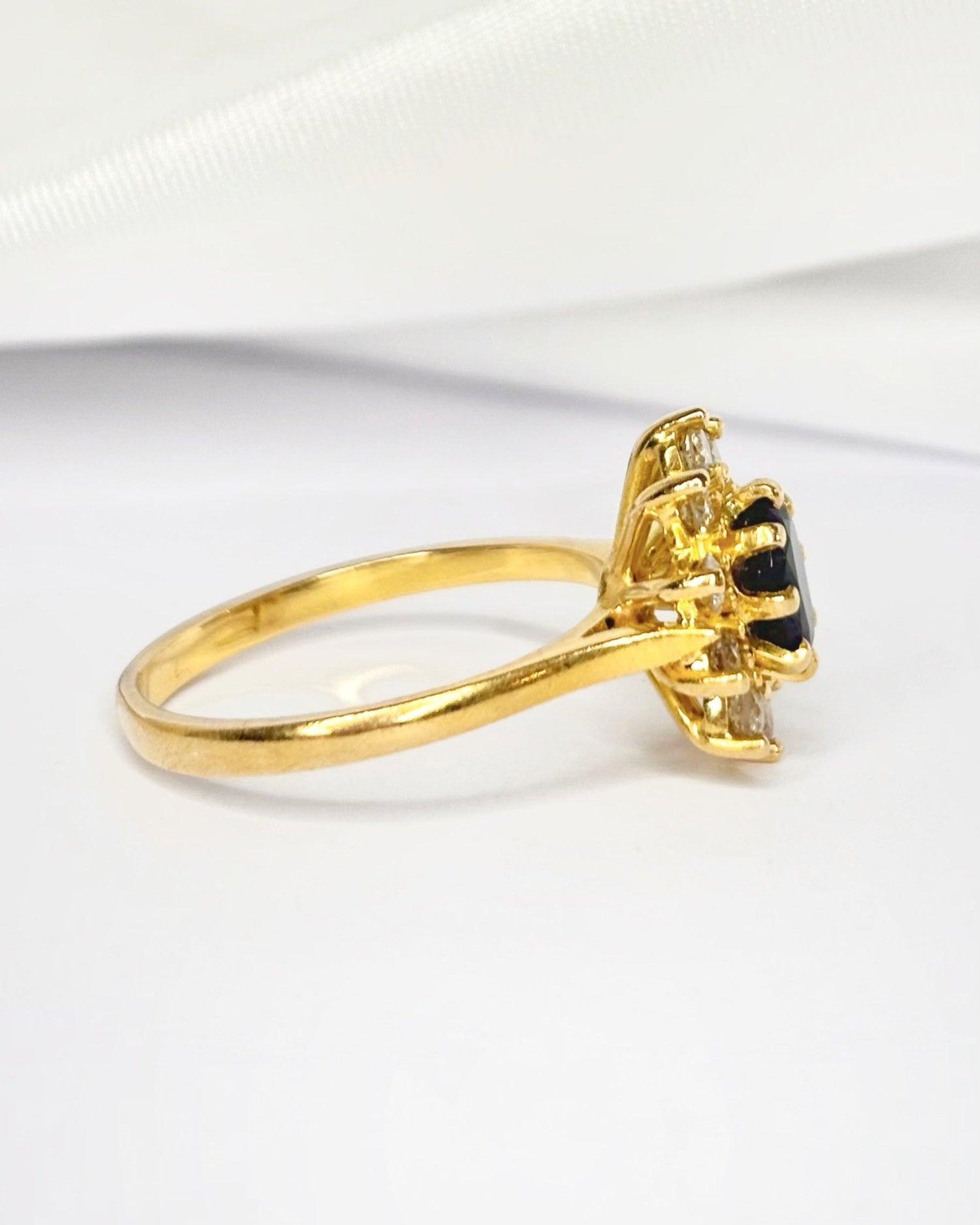 Bague Marguerite Saphir 0.80 carat &amp; Diamants 0.40 carat "Paulette" - Elliade Paris