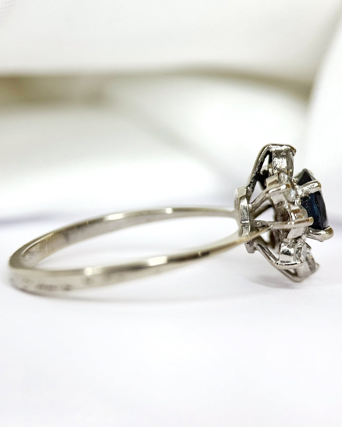 Bague Marguerite Saphir 0.80 carat &amp; Diamants 0.46 carat 4.16g "Octavia" - Elliade Paris