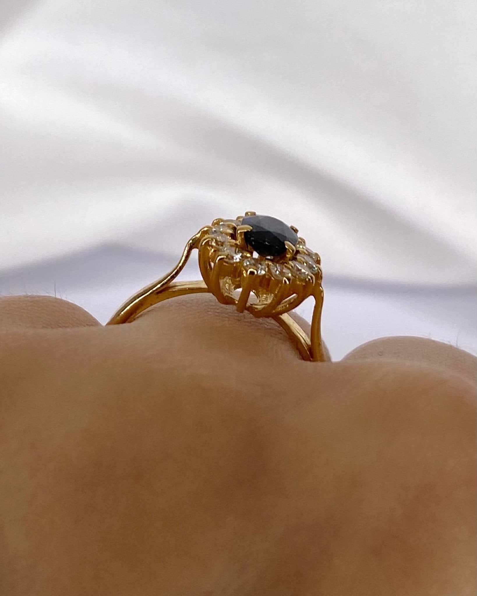 Bague Marguerite Saphir 0.80 carat &amp; Diamants 0.48 carat "Milie" - Elliade Paris