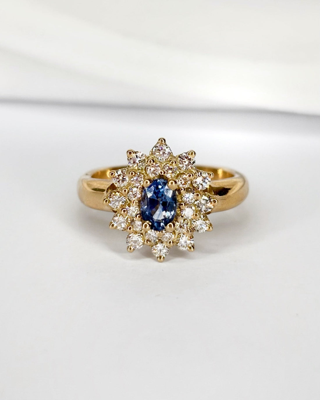 Bague Marguerite Saphir 0.80 carat, Diamants 0.48 carat &amp; Or 7,43g "Chimène" - Elliade Paris