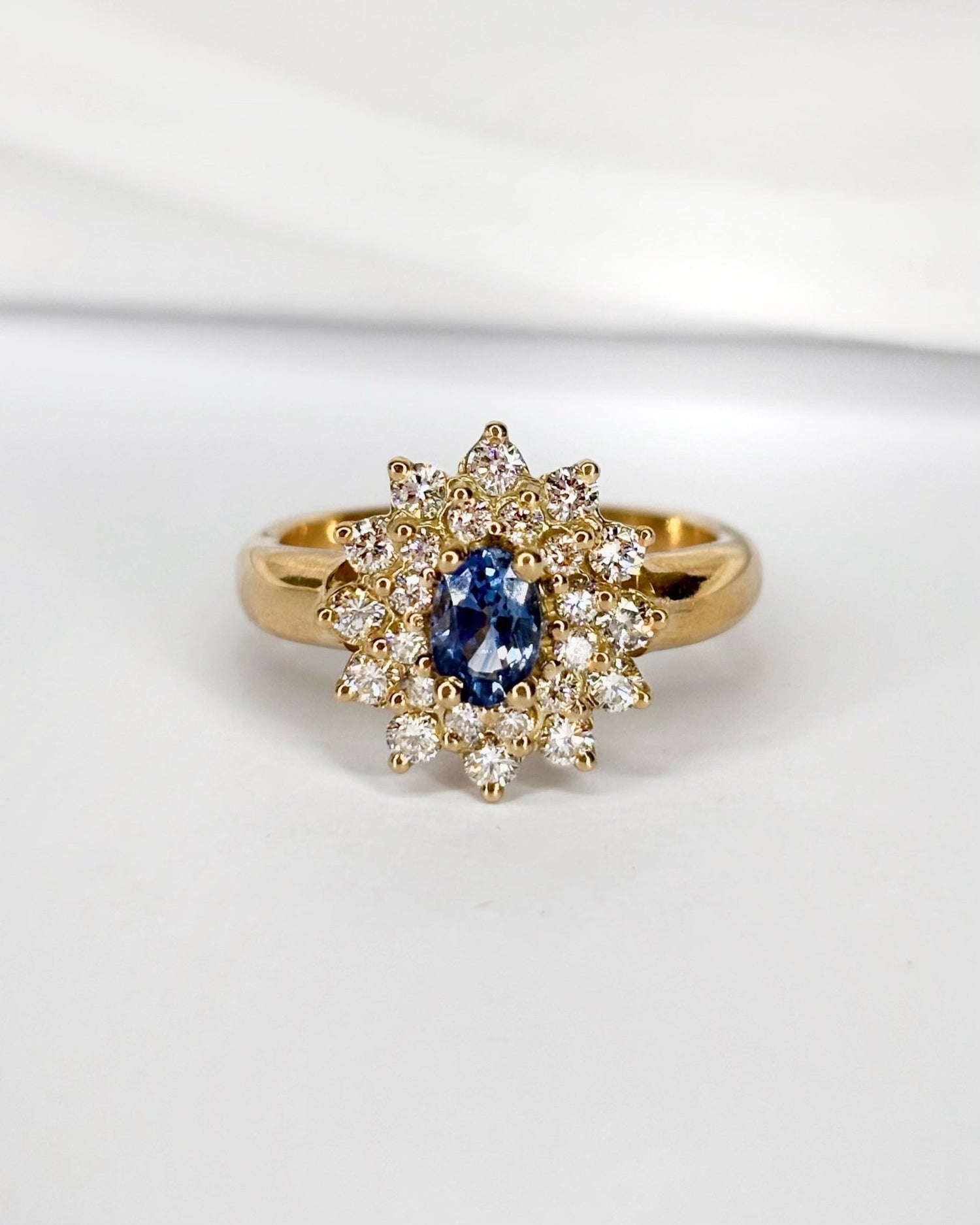 Bague Marguerite Saphir 0.80 carat, Diamants 0.48 carat &amp; Or 7,43g "Chimène" - Elliade Paris