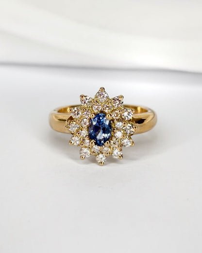 Bague Marguerite Saphir 0.80 carat, Diamants 0.48 carat &amp; Or 7,43g "Chimène" - Elliade Paris