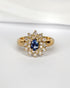 Bague Marguerite Saphir 0.80 carat, Diamants 0.48 carat & Or 7,43g "Chimène" - Elliade Paris