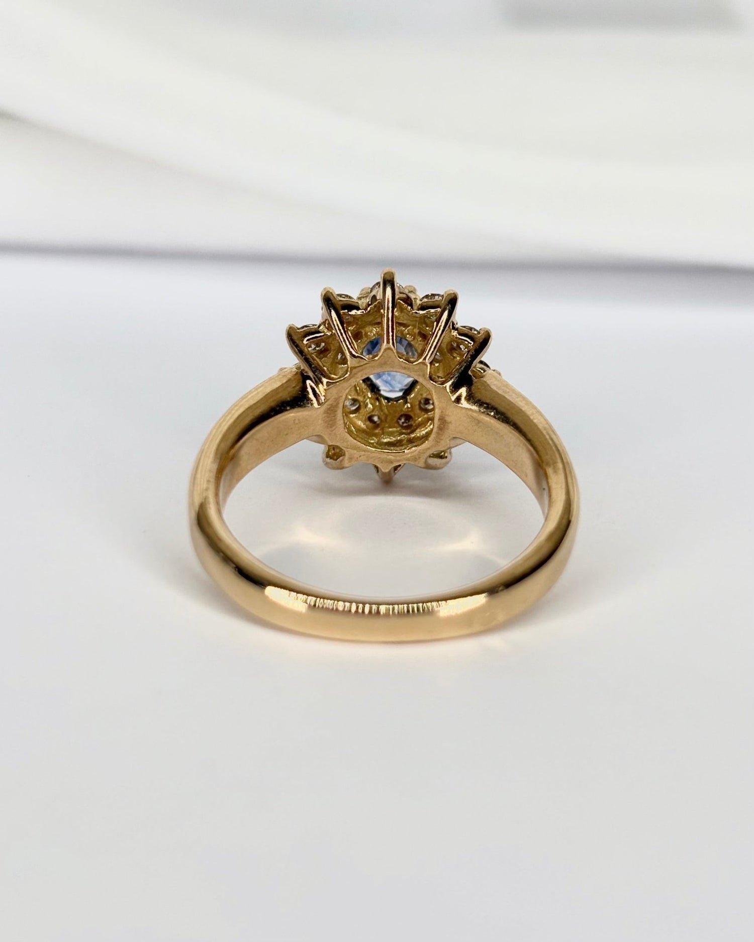 Bague Marguerite Saphir 0.80 carat, Diamants 0.48 carat &amp; Or 7,43g "Chimène" - Elliade Paris