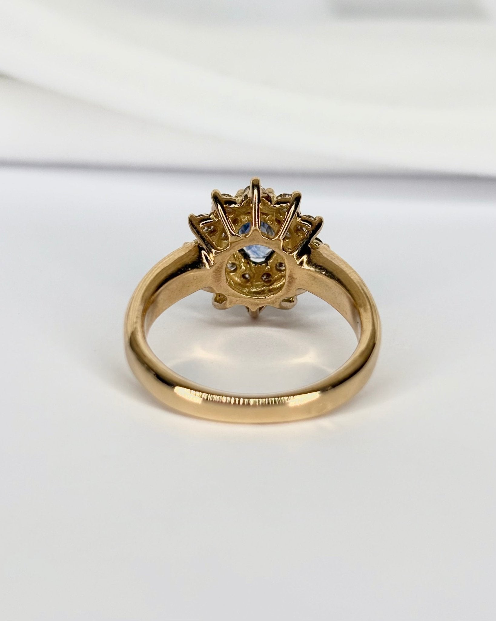 Bague Marguerite Saphir 0.80 carat, Diamants 0.48 carat &amp; Or 7,43g "Chimène" - Elliade Paris