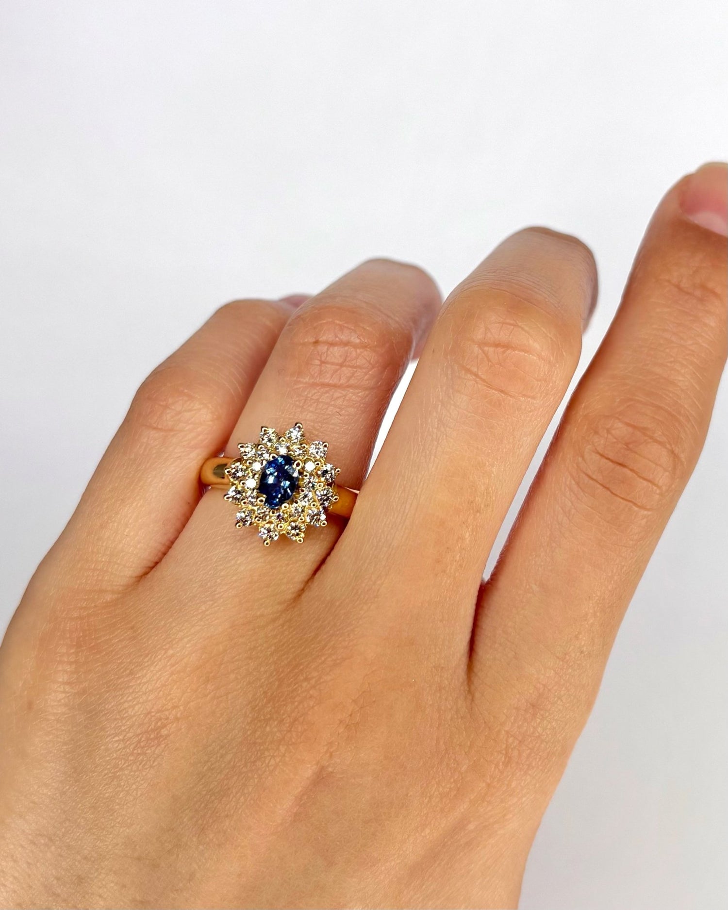 Bague Marguerite Saphir 0.80 carat, Diamants 0.48 carat &amp; Or 7,43g "Chimène" - Elliade Paris