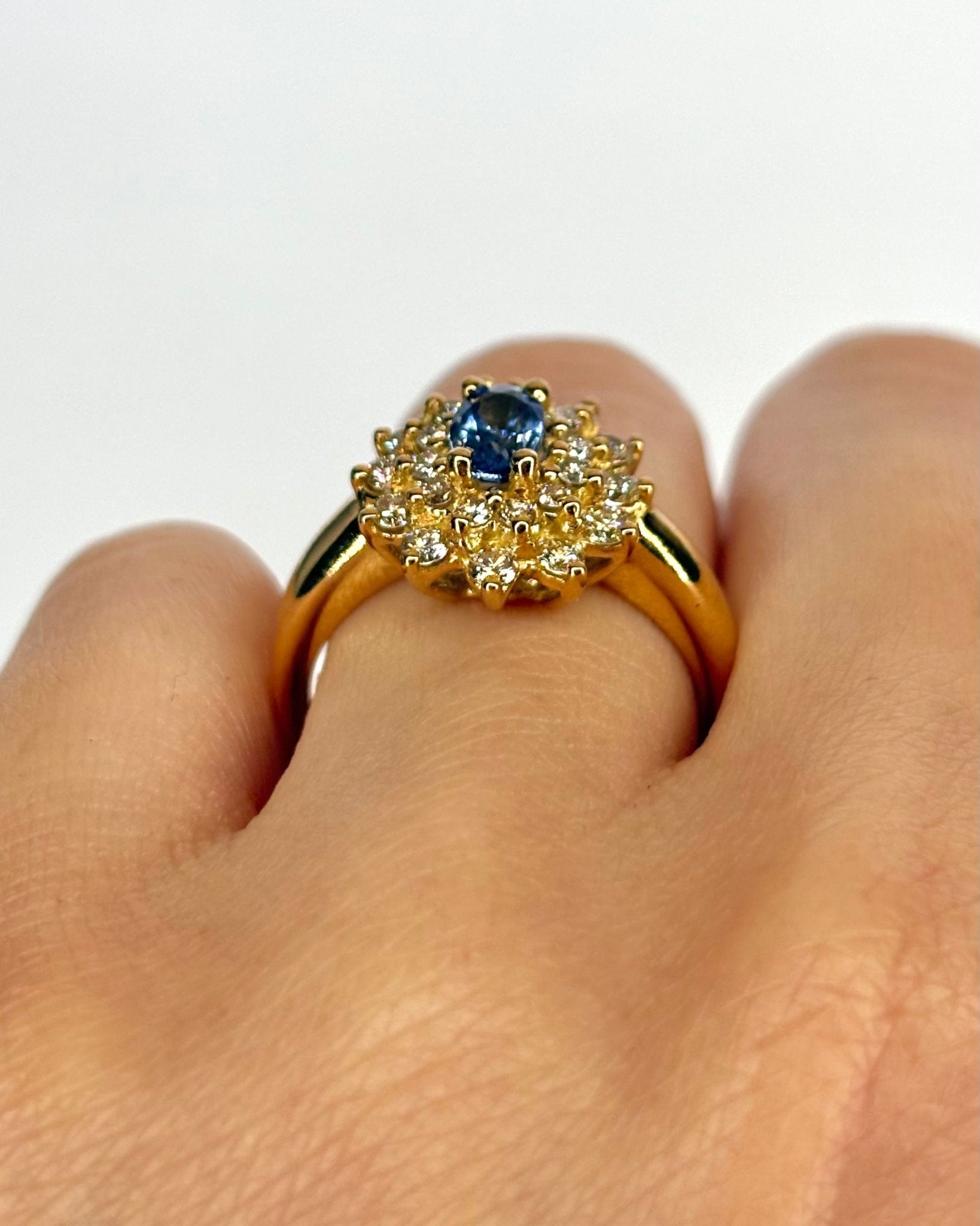 Bague Marguerite Saphir 0.80 carat, Diamants 0.48 carat &amp; Or 7,43g "Chimène" - Elliade Paris