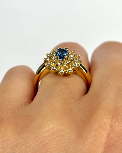 Bague Marguerite Saphir 0.80 carat, Diamants 0.48 carat &amp; Or 7,43g "Chimène" - Elliade Paris