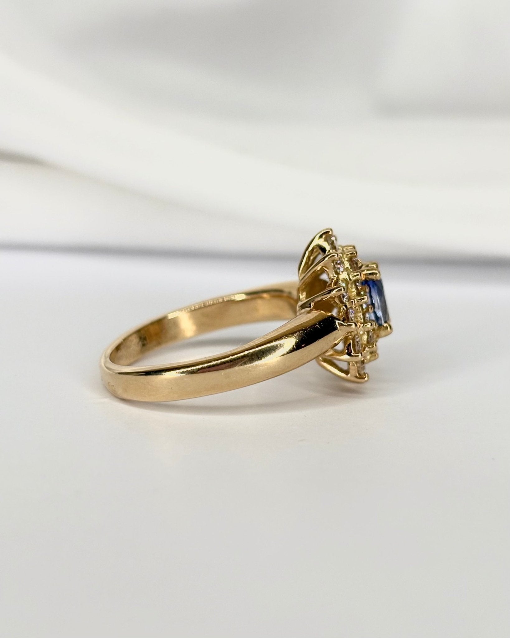 Bague Marguerite Saphir 0.80 carat, Diamants 0.48 carat &amp; Or 7,43g "Chimène" - Elliade Paris