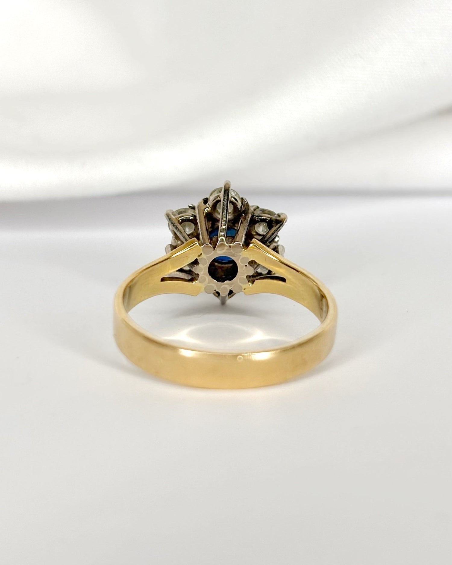 Bague Marguerite Saphir 0.80 carat &amp; Diamants 0.60 carat "Lou" - Elliade Paris