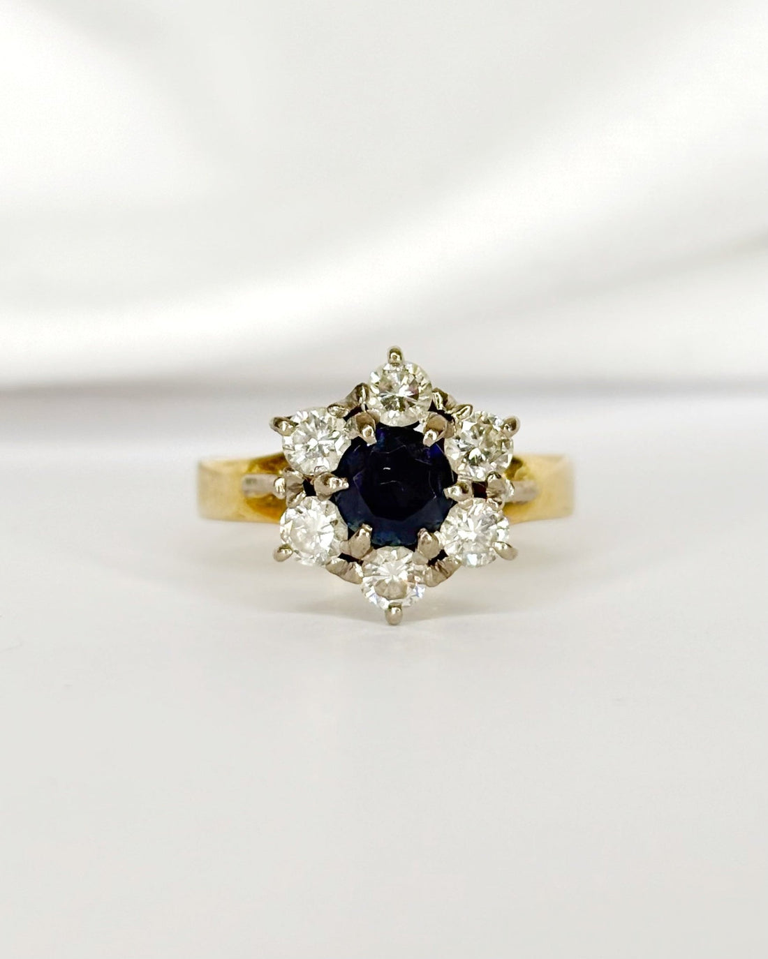 Bague Marguerite Saphir 0.80 carat &amp; Diamants 0.60 carat "Lou" - Elliade Paris
