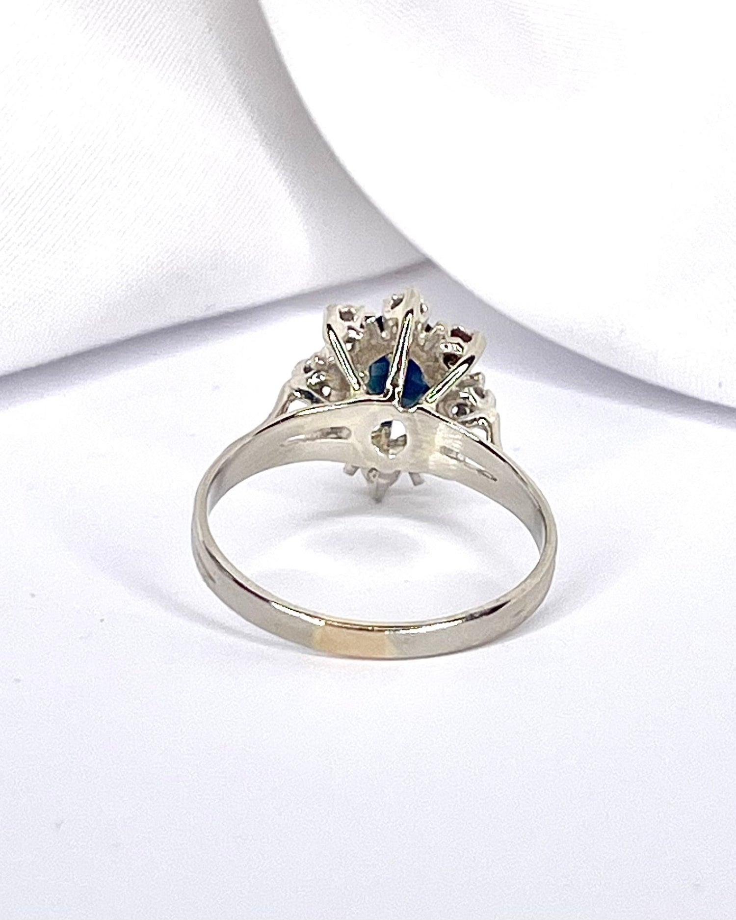 Bague Marguerite Saphir 0.80 carat &amp; Diamants “Belvira” - Elliade Paris