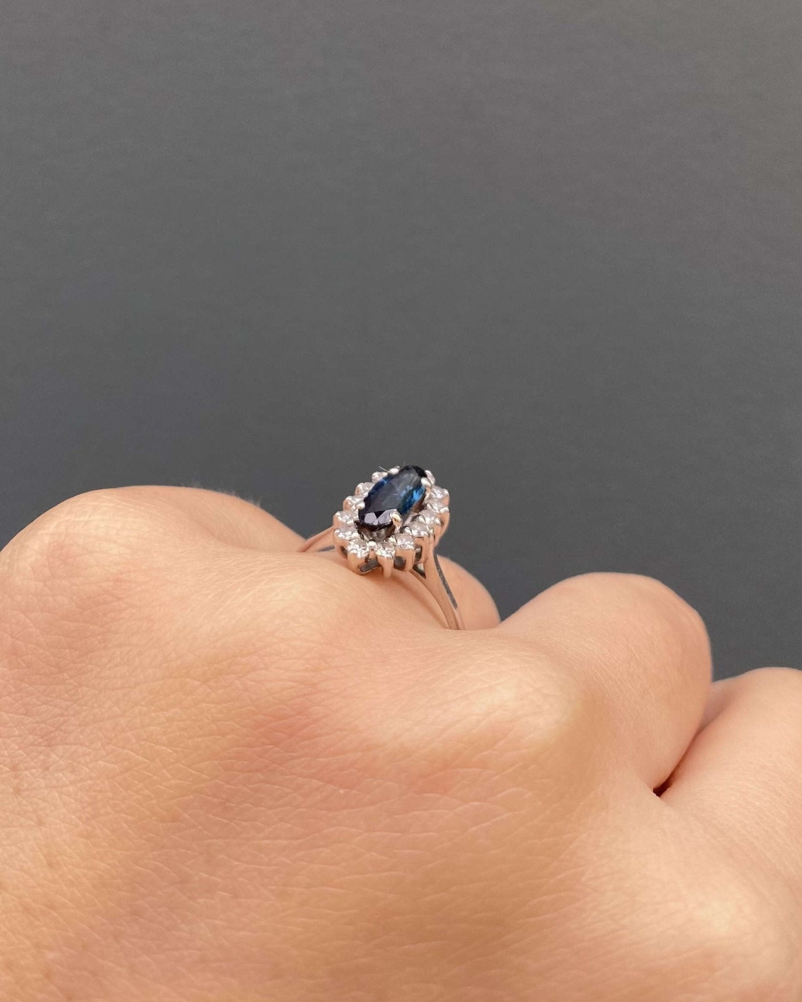 Bague Marguerite Saphir 0.80 carat &amp; Diamants &quot;Sallia&quot; - Elliade Paris