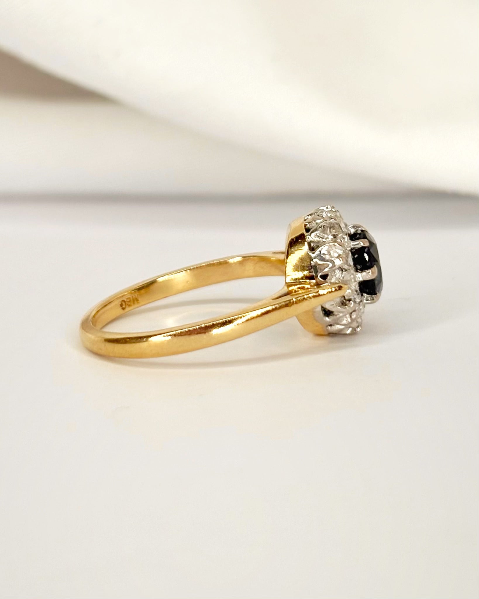 Bague Marguerite Saphir 0.80 carat &amp; Diamants "Sofia" - Elliade Paris