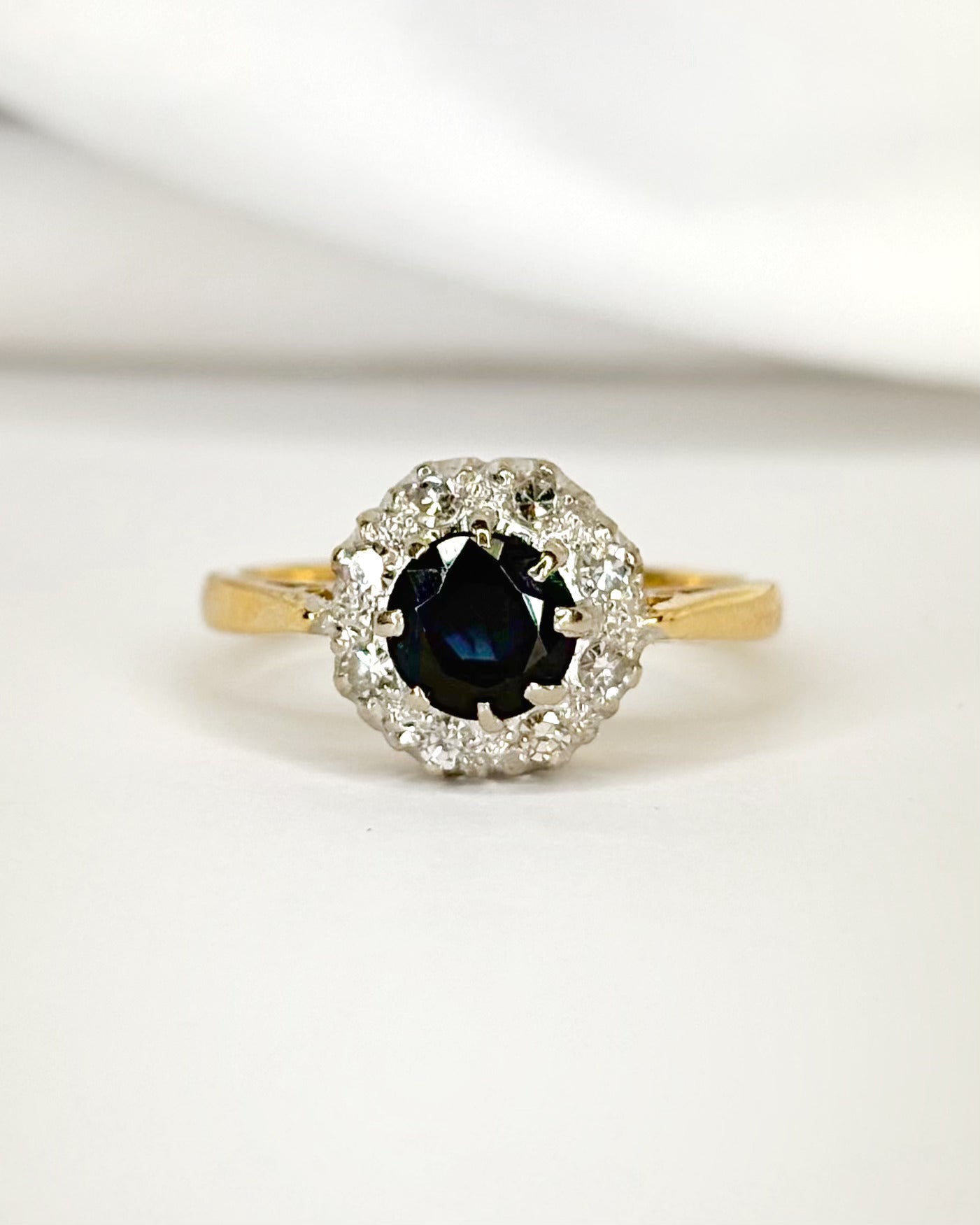 Bague Marguerite Saphir 0.80 carat &amp; Diamants "Sofia" - Elliade Paris