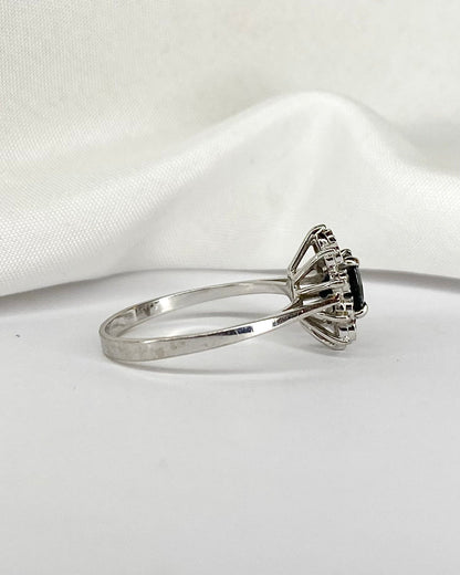 Bague Marguerite Saphir 0.82 carat &amp; 10 Diamants &quot;Lexie&quot; - Elliade Paris