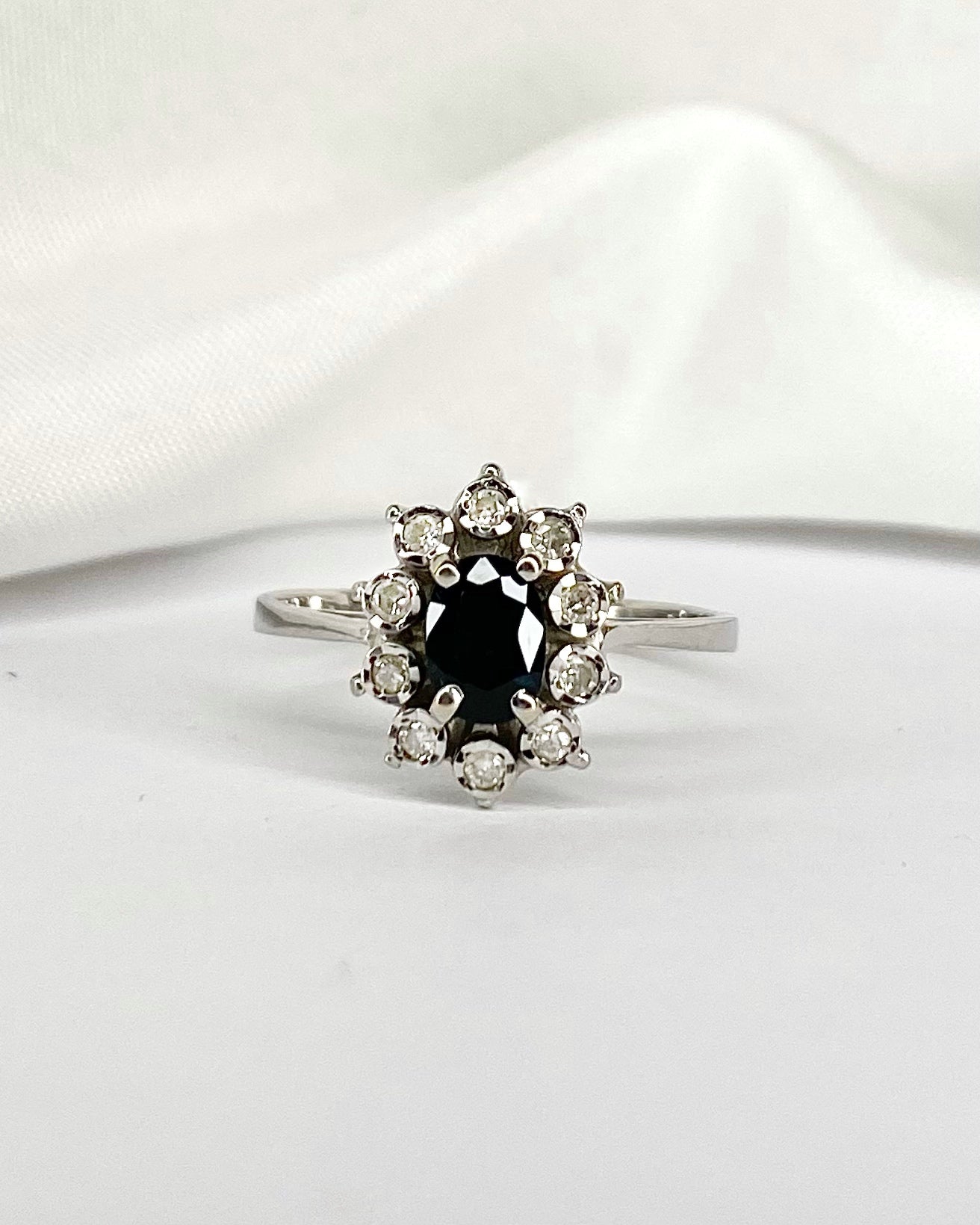 Bague Marguerite Saphir 0.82 carat &amp; 10 Diamants &quot;Lexie&quot; - Elliade Paris