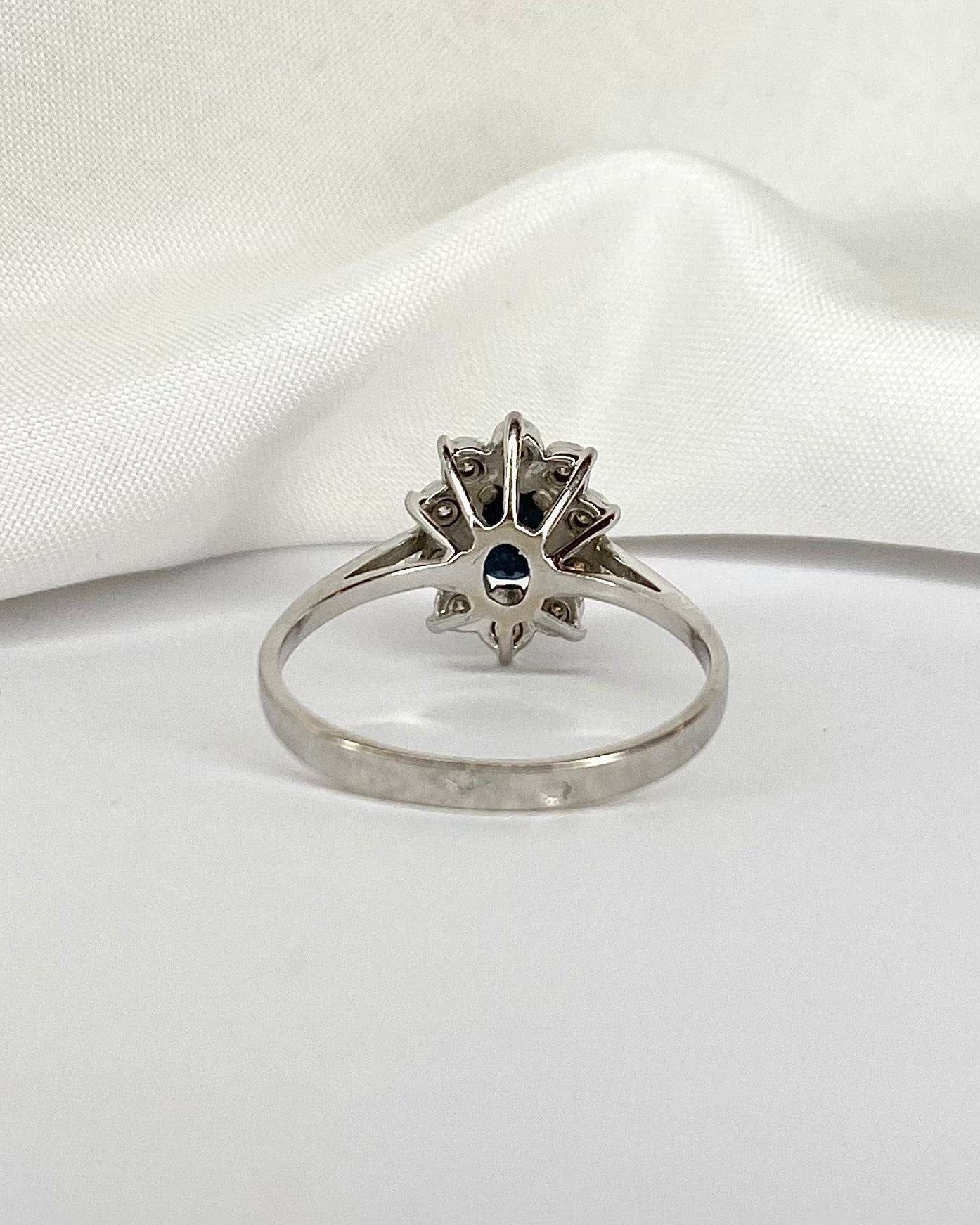 Bague Marguerite Saphir 0.82 carat &amp; 10 Diamants &quot;Lexie&quot; - Elliade Paris