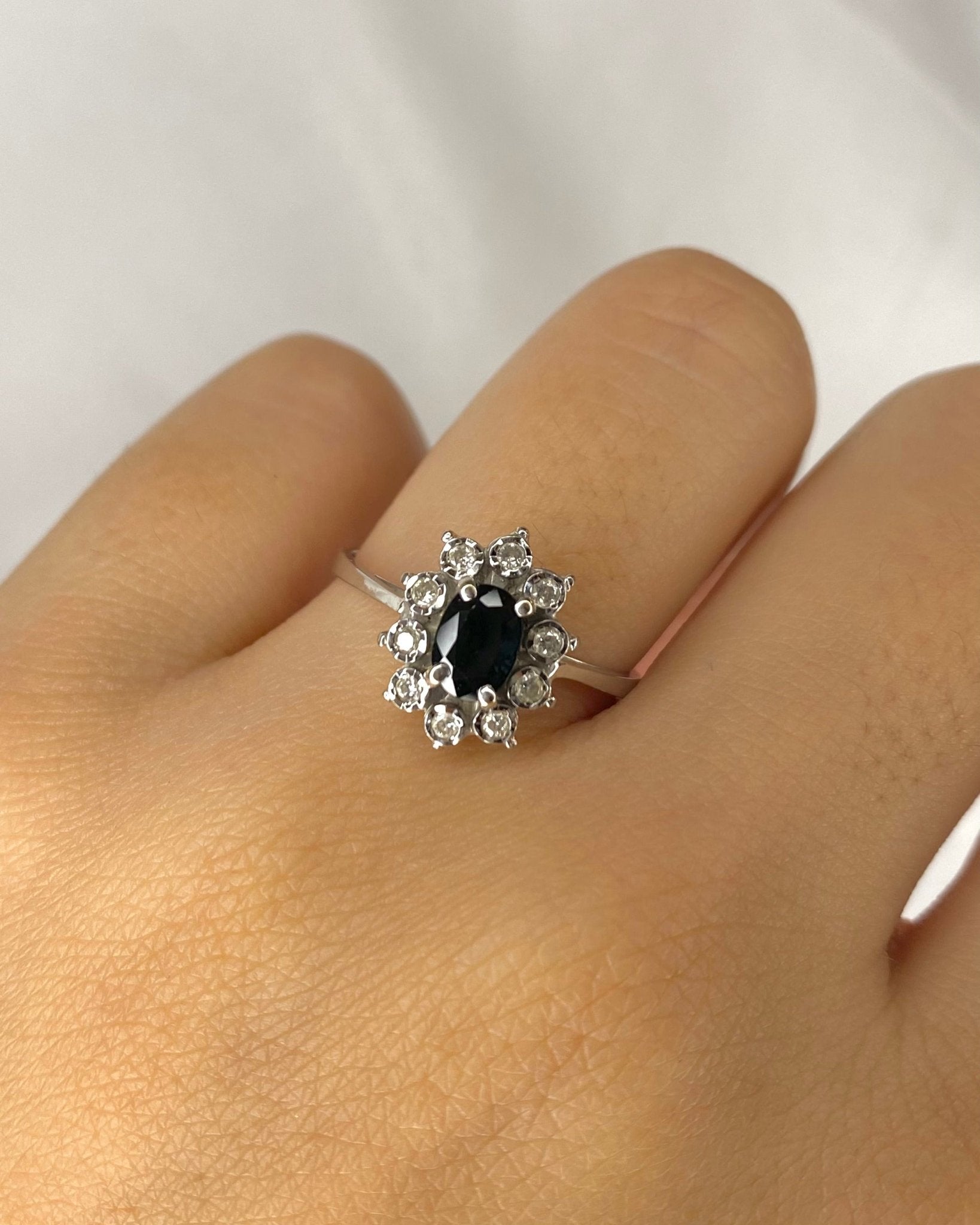 Bague Marguerite Saphir 0.82 carat &amp; 10 Diamants "Lexie" - Elliade Paris