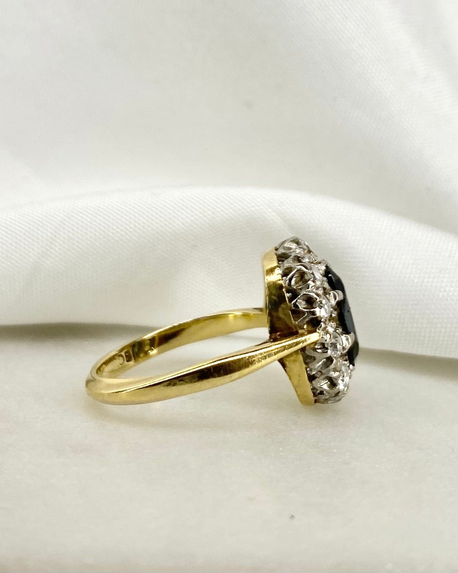 Bague Marguerite Saphir 0.82 carat &amp; Diamants 0.30 carat "Laurine" - Elliade Paris