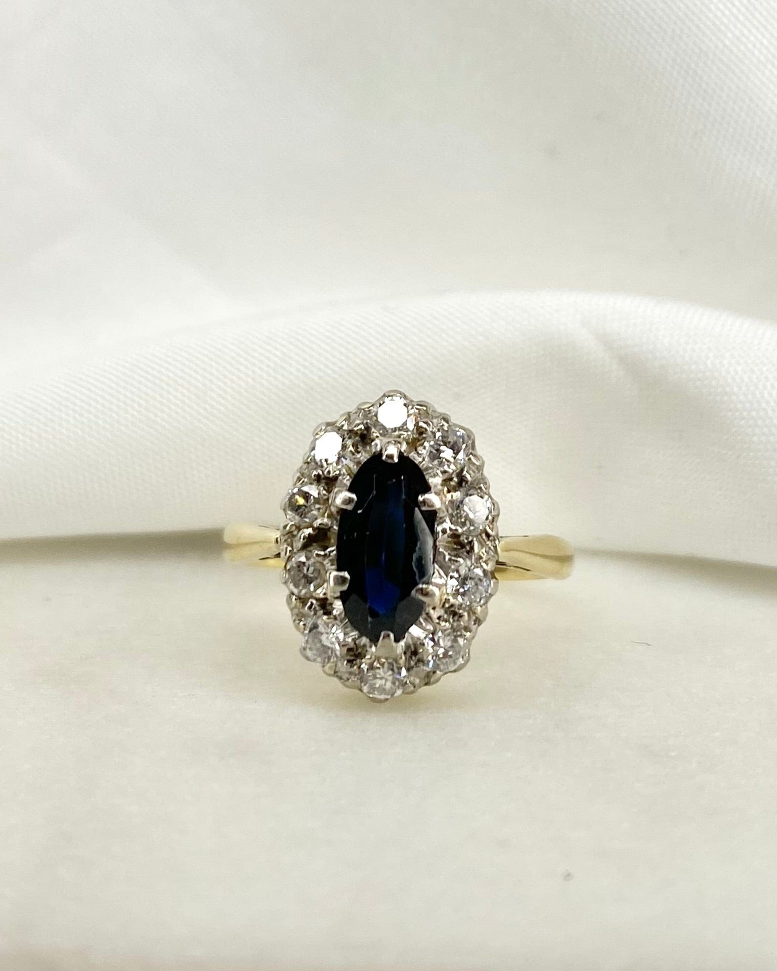 Bague Marguerite Saphir 0.82 carat &amp; Diamants 0.30 carat "Laurine" - Elliade Paris