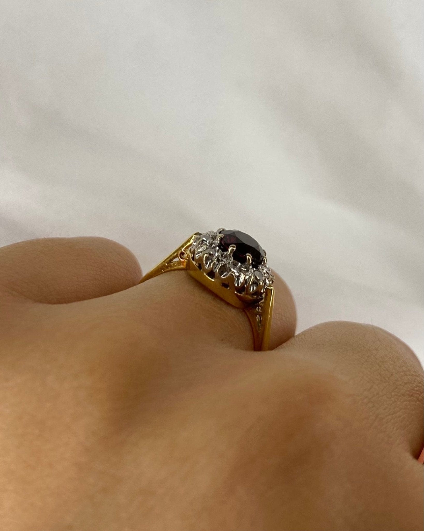 Bague Marguerite Saphir 0.82 carat &amp; Diamants 0.30 carat "Laurine" - Elliade Paris