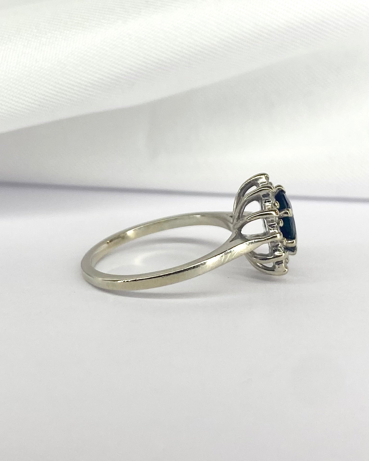 Bague Marguerite Saphir 0.84 carat &amp; Diamants 0.36 carat "Annie" - Elliade Paris