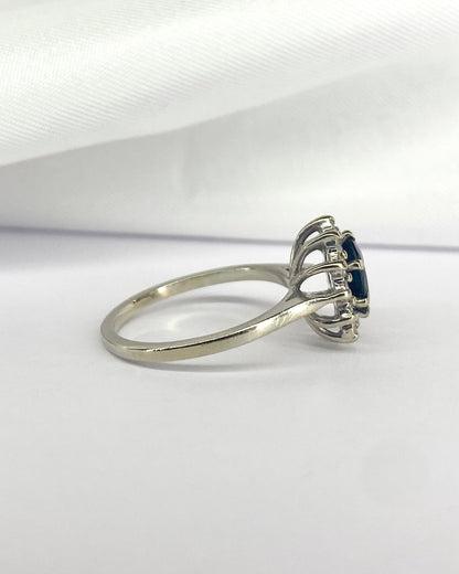 Bague Marguerite Saphir 0.84 carat &amp; Diamants 0.36 carat "Annie" - Elliade Paris