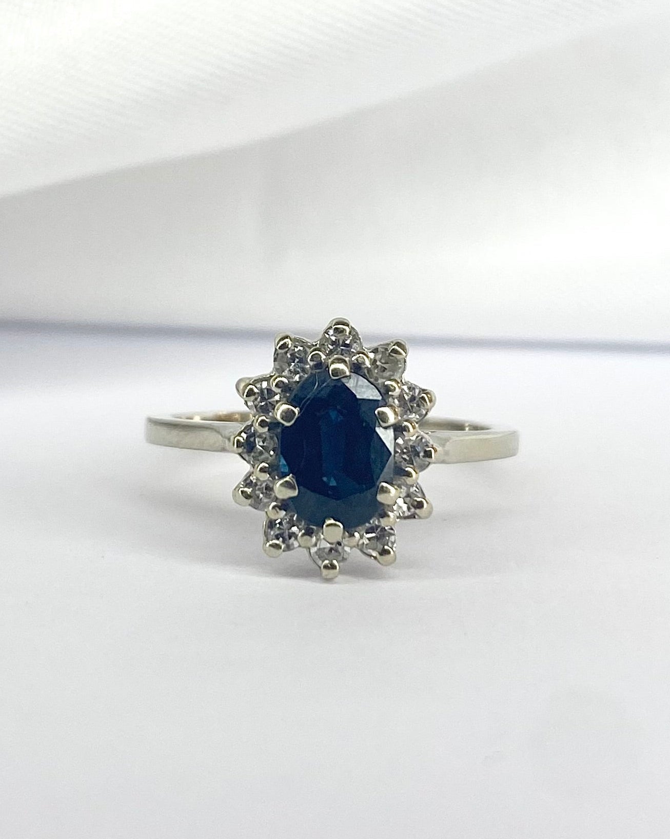 Bague Marguerite Saphir 0.84 carat &amp; Diamants 0.36 carat "Annie" - Elliade Paris