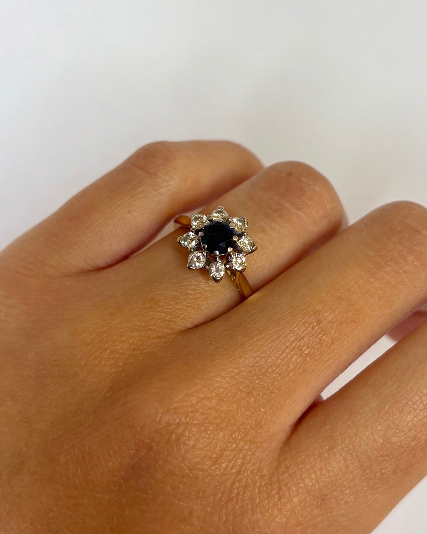 Bague Marguerite Saphir 0.84 carat &amp; Diamants 0.40 carat &quot;Arya&quot; - Elliade Paris