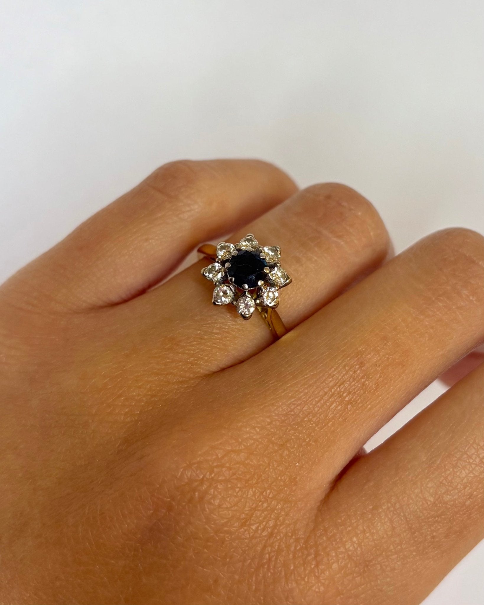 Bague Marguerite Saphir 0.84 carat &amp; Diamants 0.40 carat "Arya" - Elliade Paris