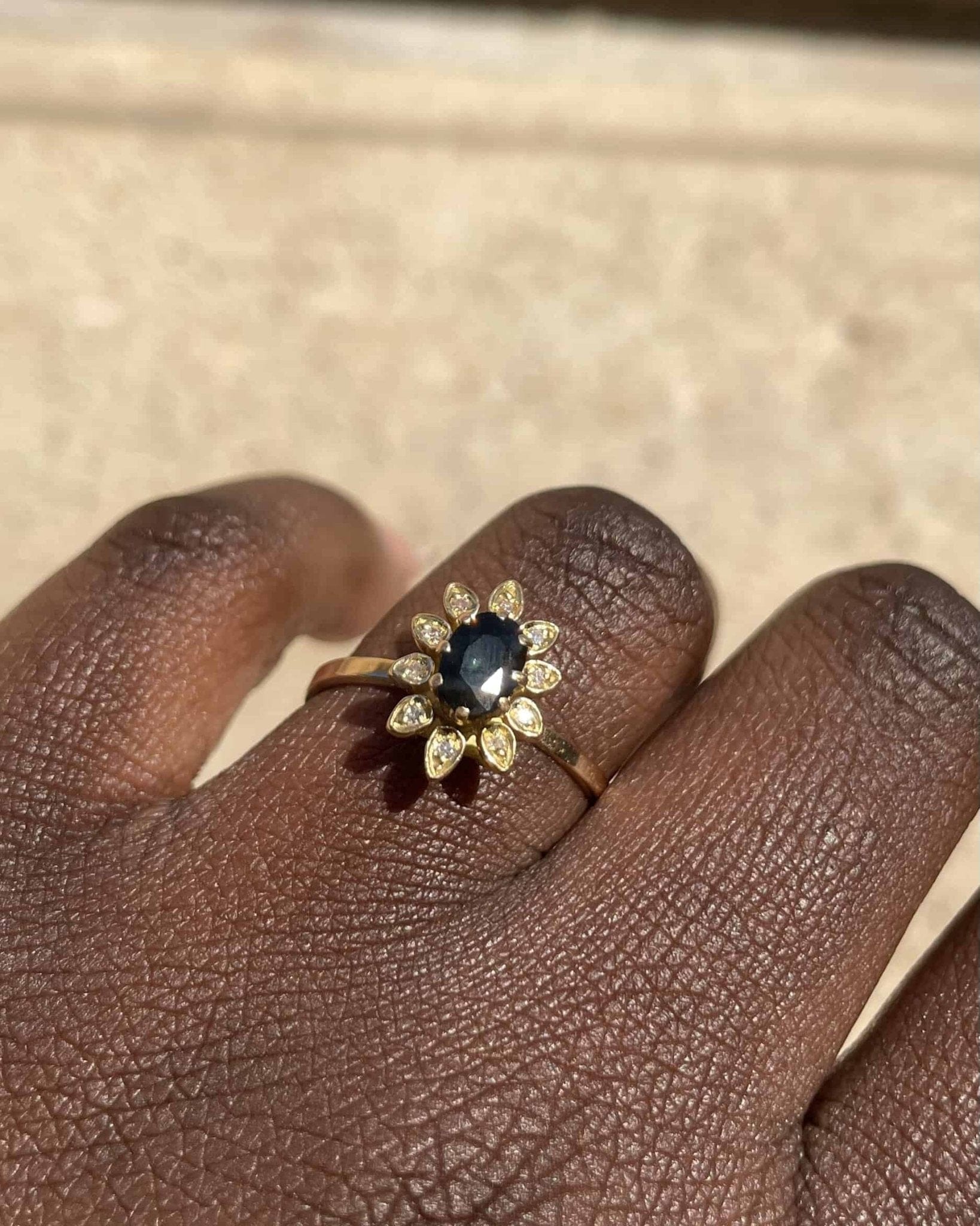 Bague Marguerite Saphir 0.85 carat &amp; 10 Diamants "Anaé" - Elliade Paris