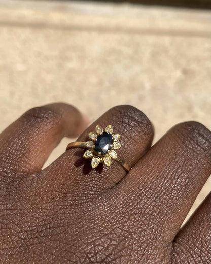 Bague Marguerite Saphir 0.85 carat &amp; 10 Diamants &quot;Anaé&quot; - Elliade Paris