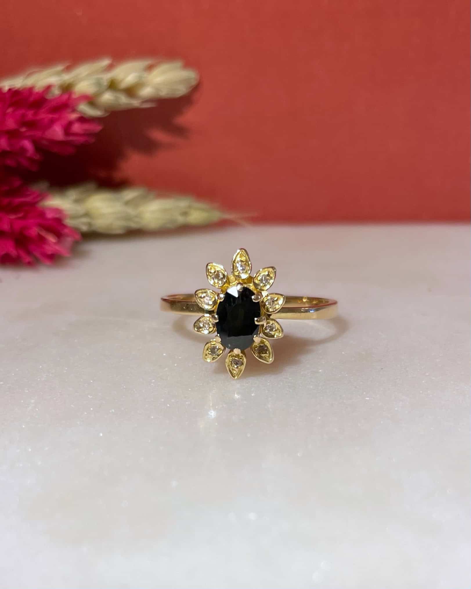 Bague Marguerite Saphir 0.85 carat &amp; 10 Diamants "Anaé" - Elliade Paris