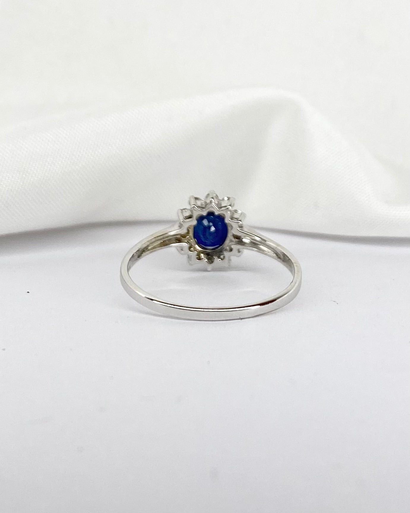 Bague Marguerite Saphir 0.85 carat &amp; 12 Diamants "Cossina" - Elliade Paris
