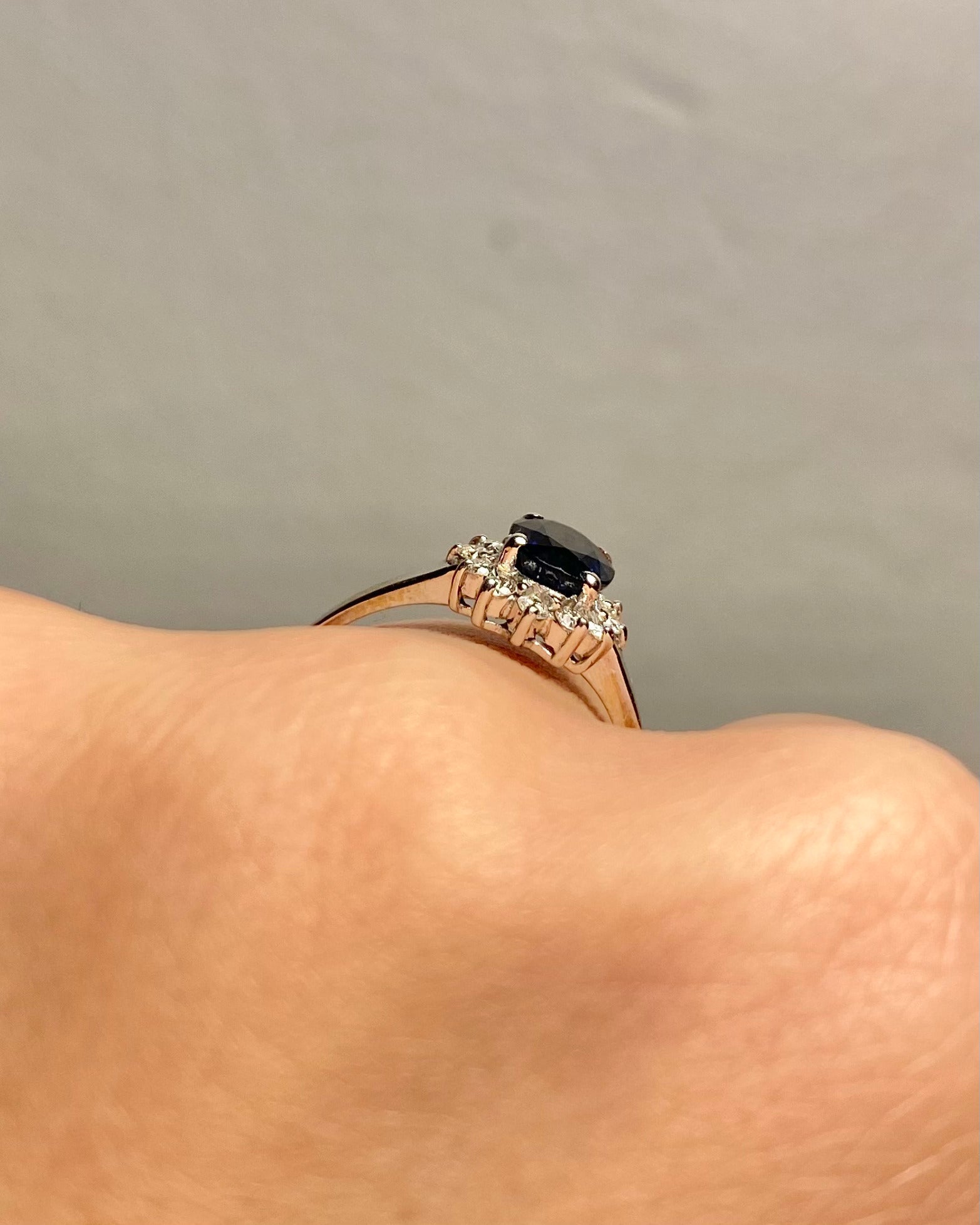 Bague Marguerite Saphir 0.85 carat &amp; 12 Diamants "Cossina" - Elliade Paris