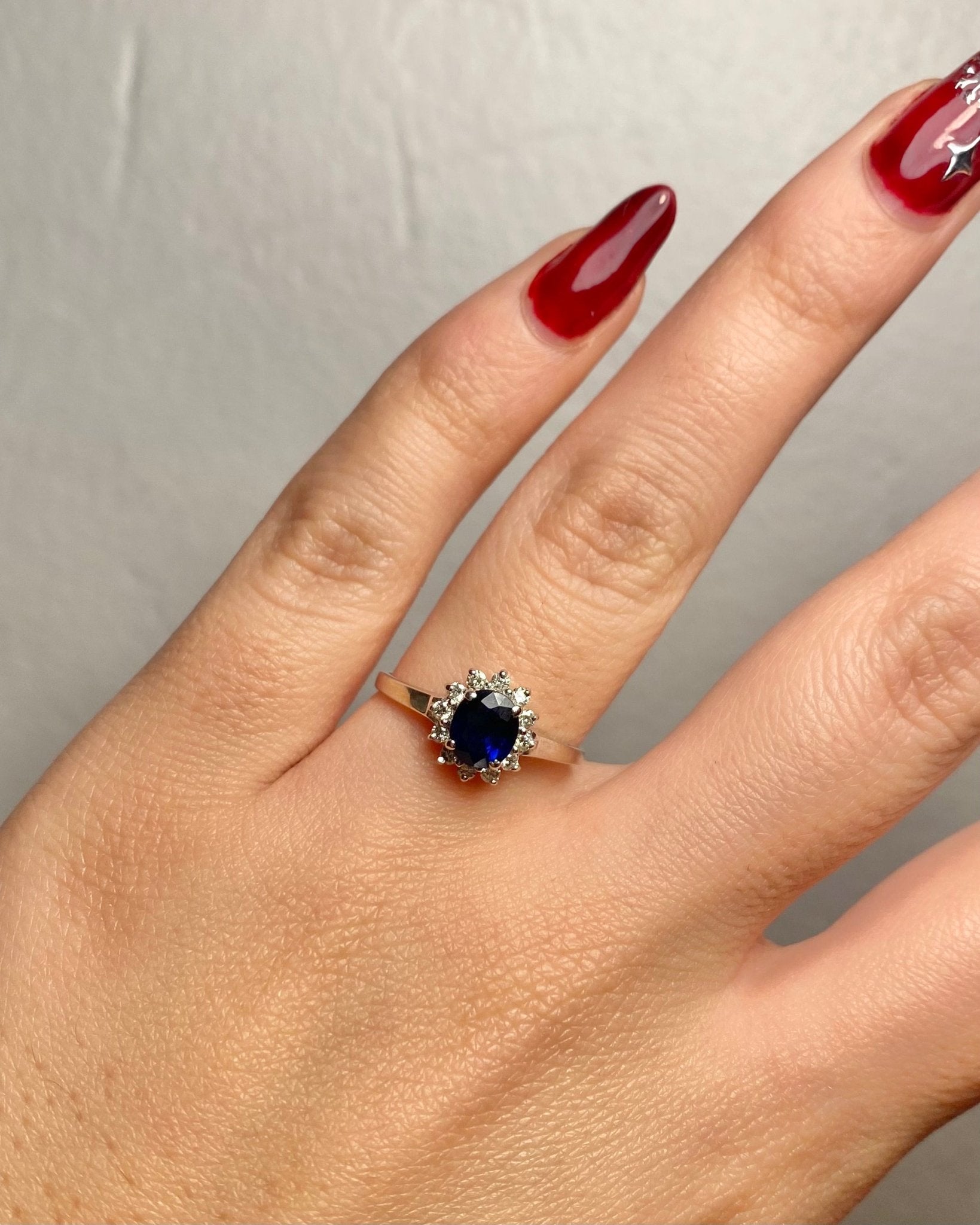 Bague Marguerite Saphir 0.85 carat &amp; 12 Diamants "Cossina" - Elliade Paris