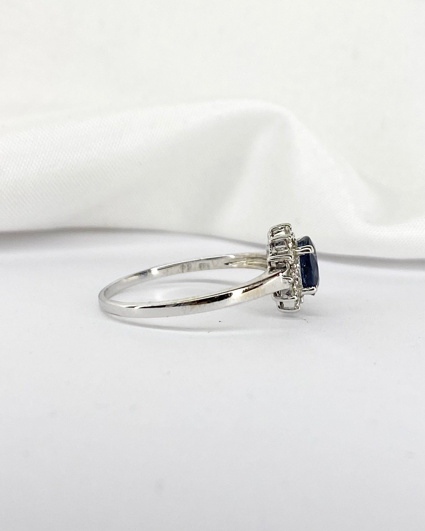 Bague Marguerite Saphir 0.85 carat &amp; 12 Diamants "Cossina" - Elliade Paris