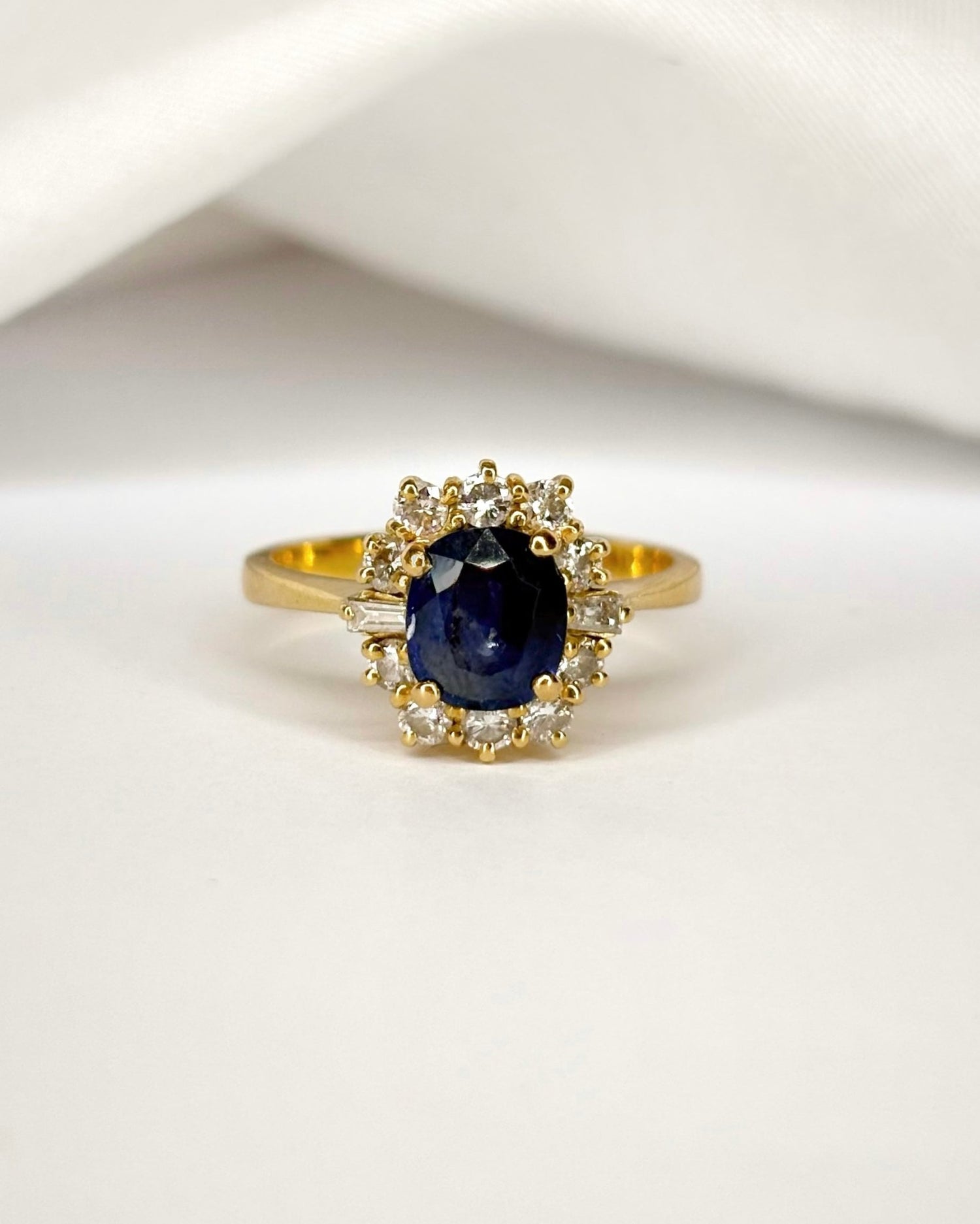 Bague Marguerite Saphir 0.85 carat &amp; 12 Diamants "Sora" - Elliade Paris