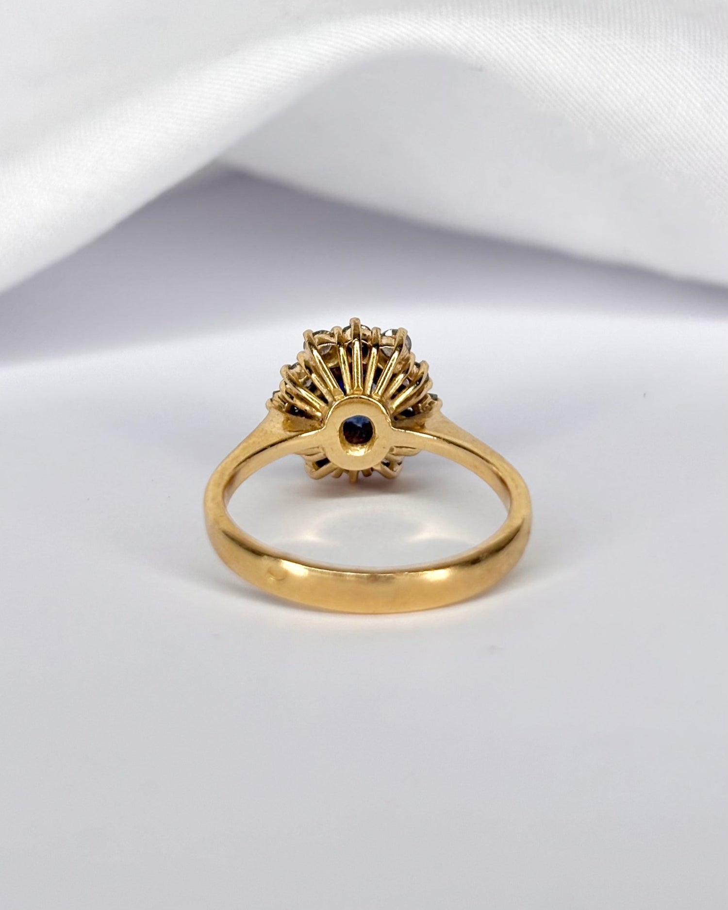 Bague Marguerite Saphir 0.85 carat &amp; 12 Diamants "Sora" - Elliade Paris