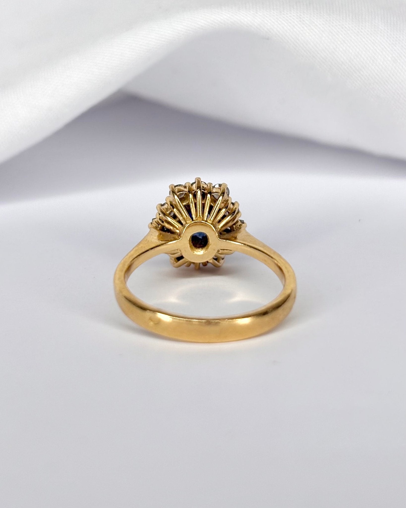 Bague Marguerite Saphir 0.85 carat &amp; 12 Diamants "Sora" - Elliade Paris