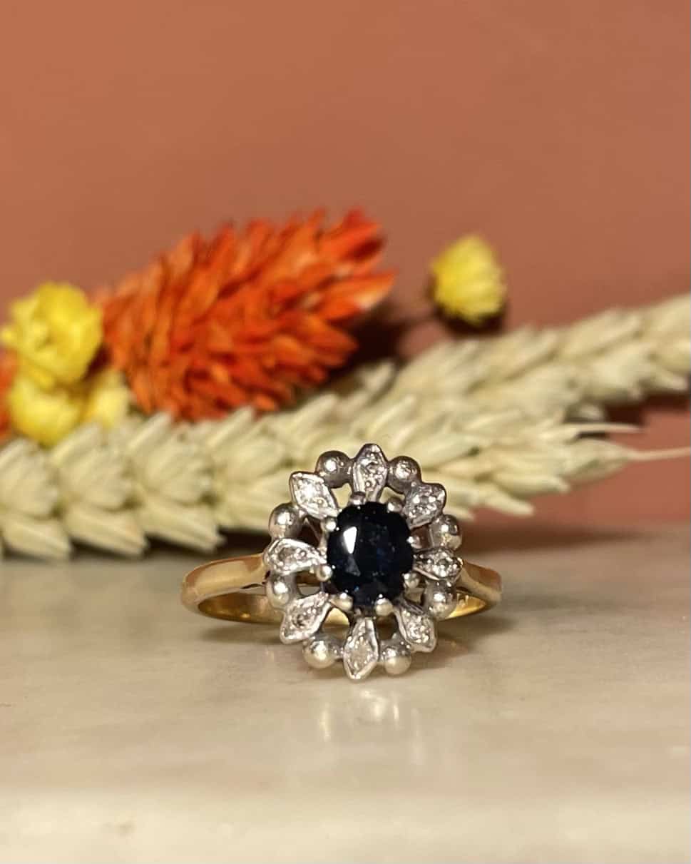Bague Marguerite Saphir 0.85 Carat &amp; 8 Diamants &quot;Hennie&quot; - Elliade Paris