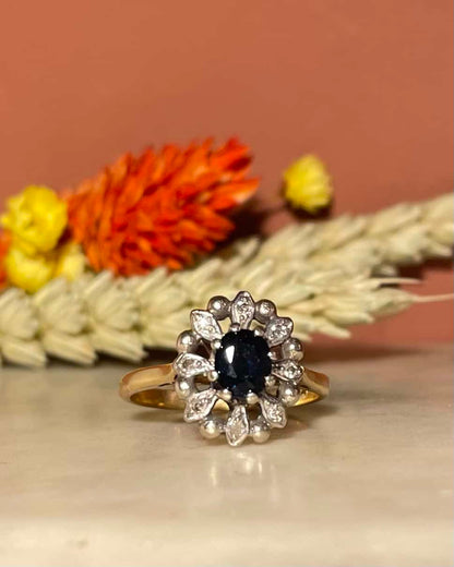 Bague Marguerite Saphir 0.85 Carat &amp; 8 Diamants &quot;Hennie&quot; - Elliade Paris