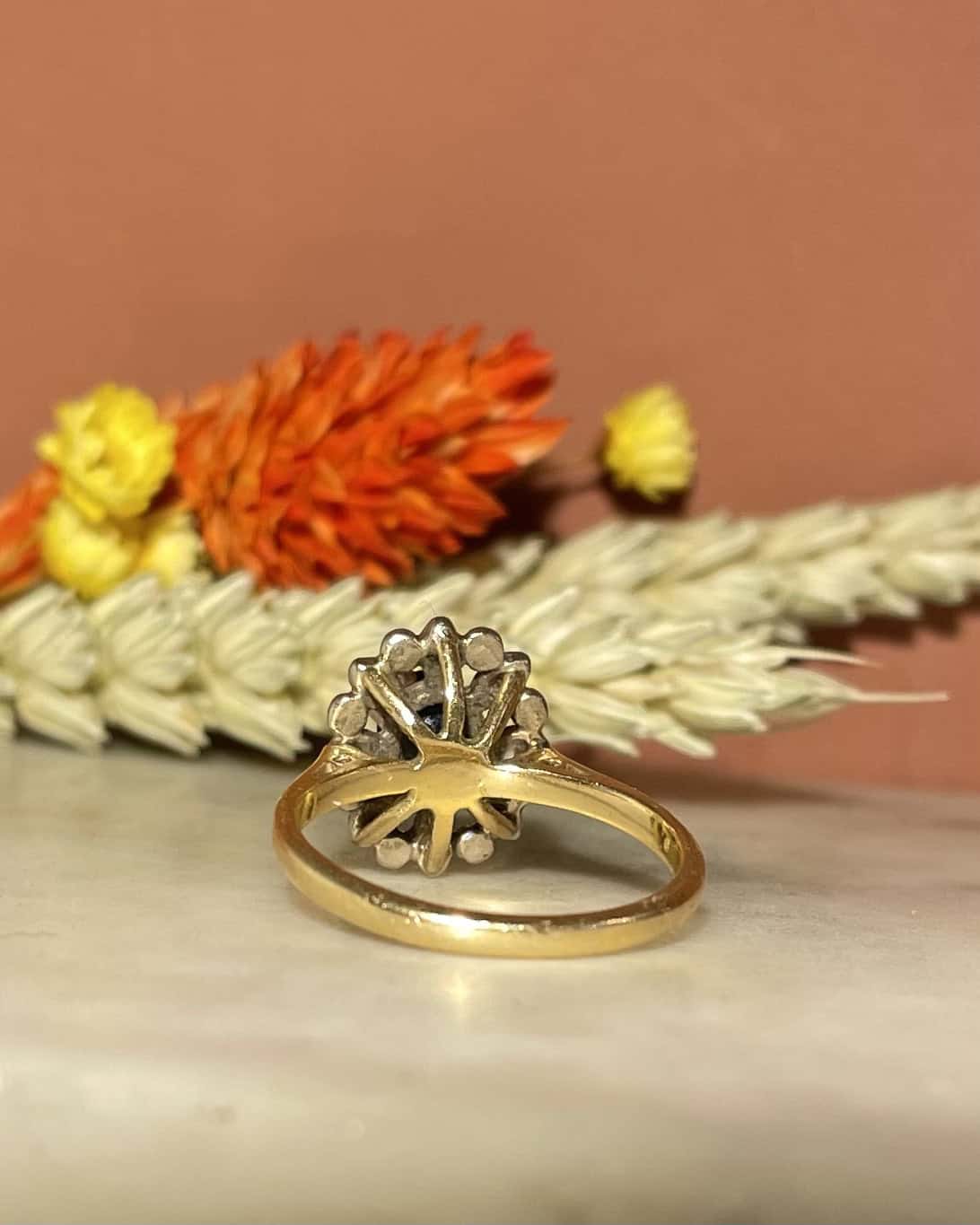 Bague Marguerite Saphir 0.85 Carat &amp; 8 Diamants "Hennie" - Elliade Paris