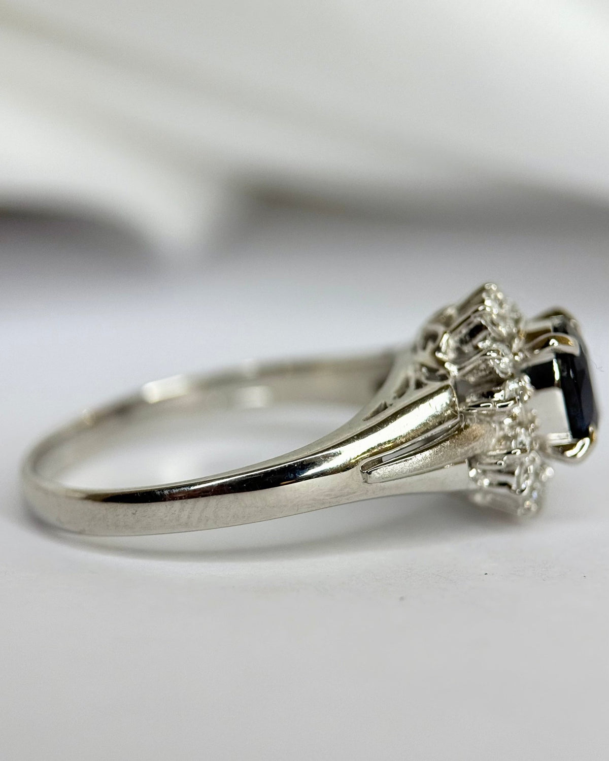 Bague Marguerite Saphir 0.85 carat &amp; Diamants 0.21 carat "Clarisse" - Elliade Paris