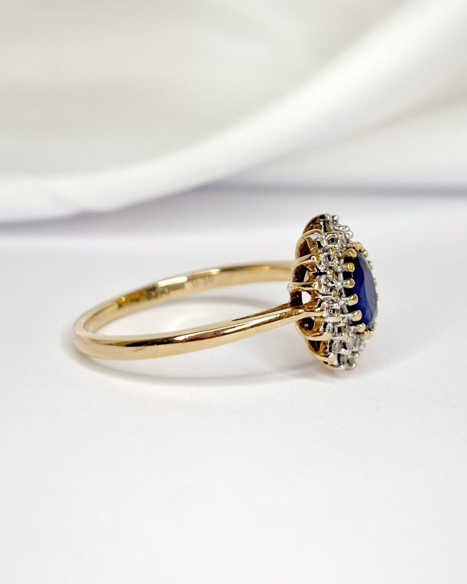 Bague Marguerite Saphir 0.85 carat &amp; Diamants 0.32 carat "Adriana" - Elliade Paris