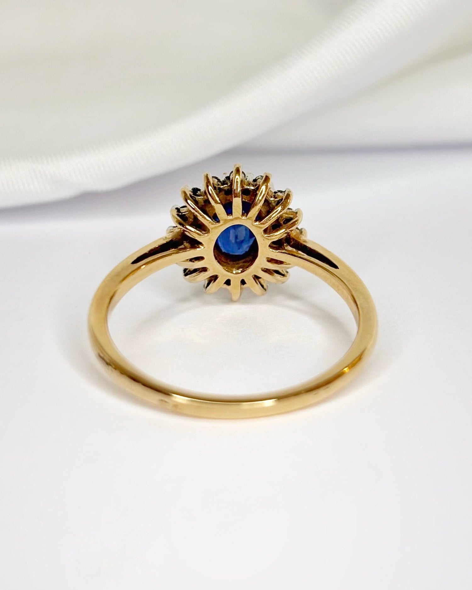 Bague Marguerite Saphir 0.85 carat &amp; Diamants 0.32 carat "Adriana" - Elliade Paris