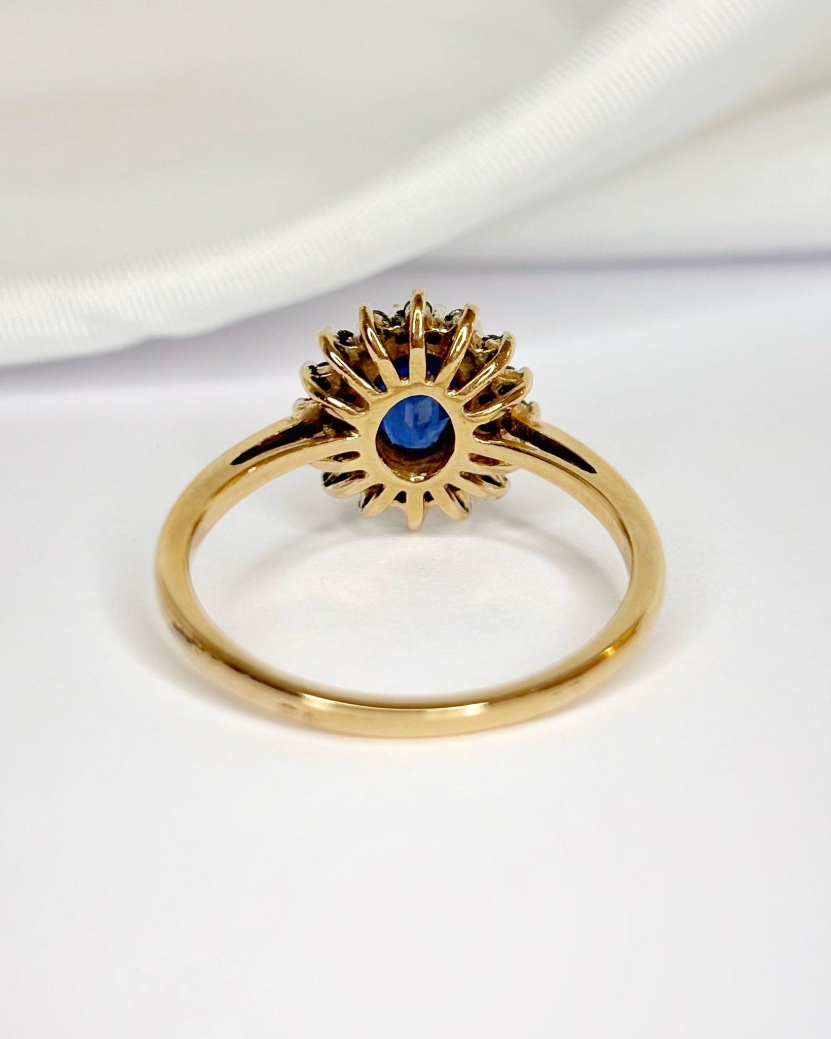 Bague Marguerite Saphir 0.85 carat &amp; Diamants 0.32 carat "Adriana" - Elliade Paris