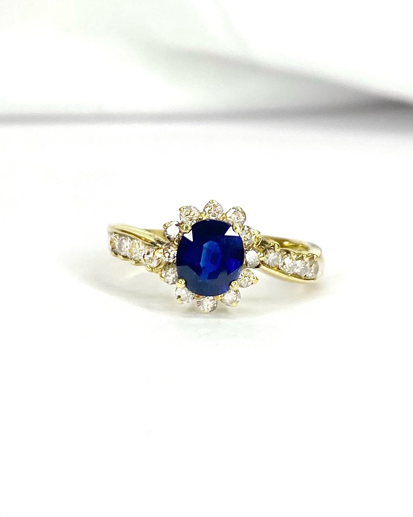 Bague Marguerite Saphir 0.85 carat &amp; Diamants 0.40 carat "Viviane" - Elliade Paris